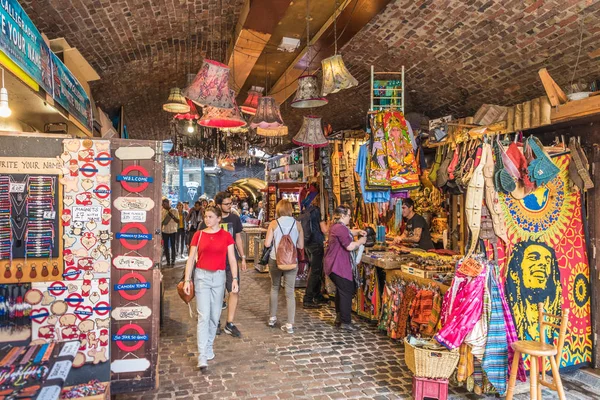 Camden Market Londra'daki tipik bir görünüm