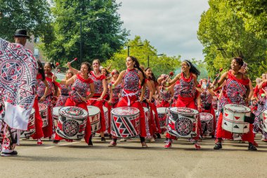 Notting Hill karnaval, Londra. 27 Ağustos 2018. Bir görünüm bazı davulcular Londra'daki Notting Hill karnavalında grupları