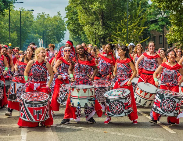 Londra'daki Notting Hill Karnavalında bir görünüm