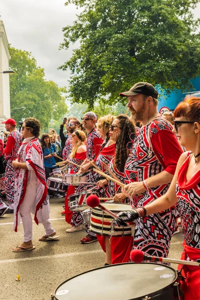 Londra'daki Notting Hill Karnavalında bir görünüm