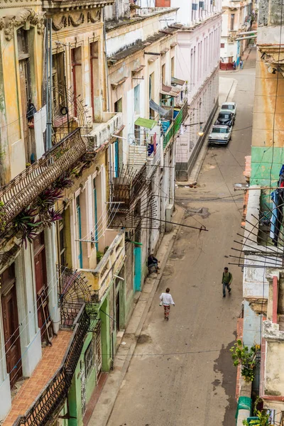 Havana, Küba'da tipik bir sokak görünümü.