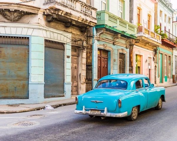 Uma vista típica de rua em Havana, Cuba . — Fotografia de Stock
