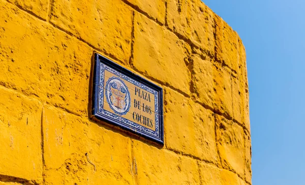 Cartagena, Kolombiya. Mart 2018. Cartagena Kolombiya seramik bir sokak tabelası tipik görünümü