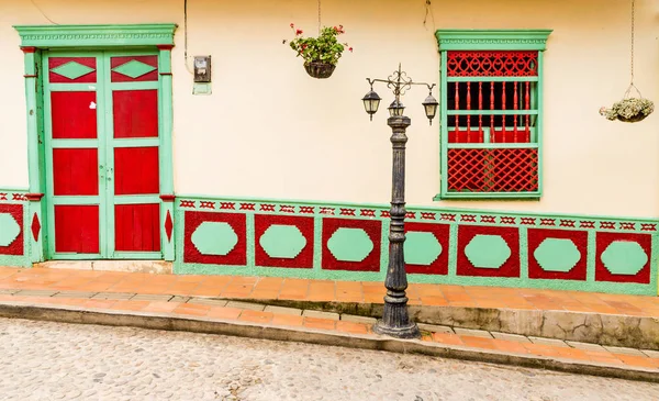 Uma visão típica em Guatape, na Colômbia . — Fotografia de Stock