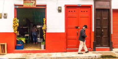 Jardin Kolombiya. Nisan 2018. Renkli sömürge mimarisi jardin Kolombiya içinde geçmiş yerel bir adam görünümü