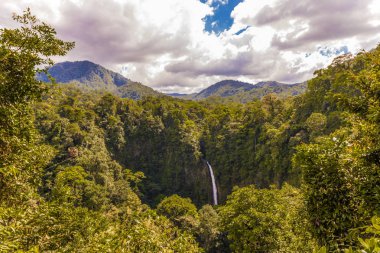 La Fortuna, Kosta Rika. Mart 2018. La Fortuna şelale Kosta Rika bir görünümünü