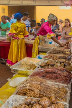 Cartagena Kolombiya. Mart 2018. Rengarenk giyimli yerel bayanlar sokak gıda durak Cartagena Kolombiya adlı bir görünüm
