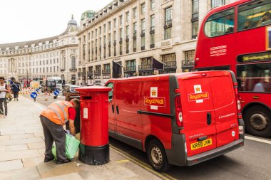 Londra Ekim 2018. Regent Londra'da Sokak Postane Van bir görünüm