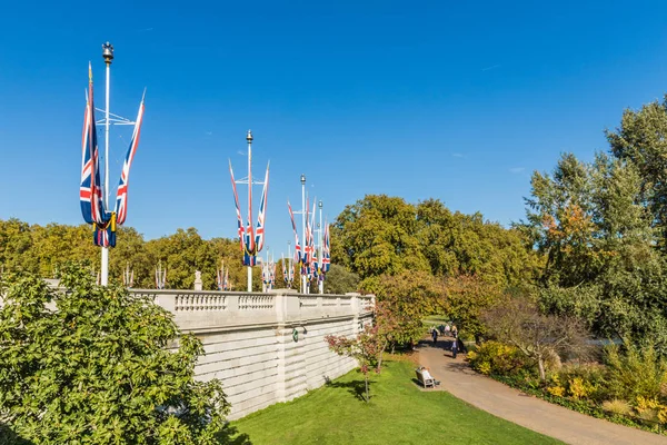 Typický pohled v Green park v Londýně — Stock fotografie