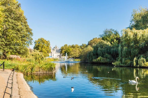 A typical view in Green park in London — Stock Photo, Image