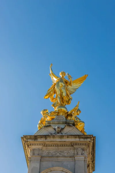 Ein typischer Blick auf den Buckingham Palace — Stockfoto