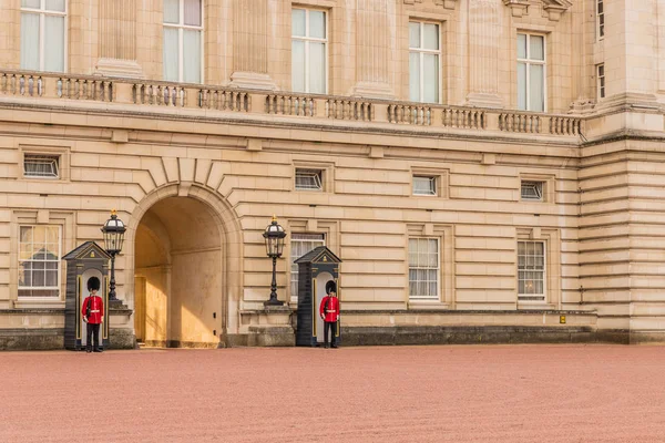 Типичный вид на Букингемский дворец — стоковое фото