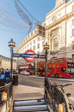 Piccadilly Circus çevresinde tipik bir görünüm