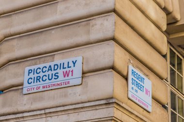 Piccadilly Circus çevresinde tipik bir görünüm