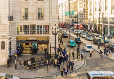Piccadilly Circus çevresinde tipik bir görünüm