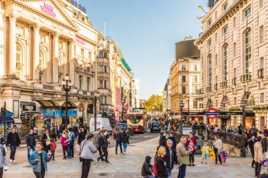 Piccadilly Circus çevresinde tipik bir görünüm