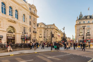 Piccadilly Circus çevresinde tipik bir görünüm