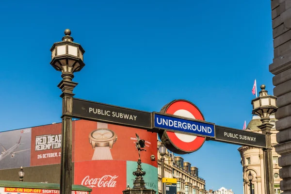 Een typisch zicht rondom Piccadilly Circus — Stockfoto