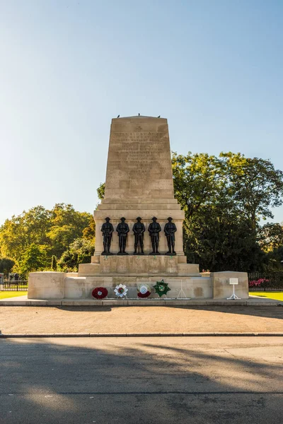 Londra. Kasım 2018. Muhafızlar Memorial bir görünümünü Londra'da at Muhafızlar yolda