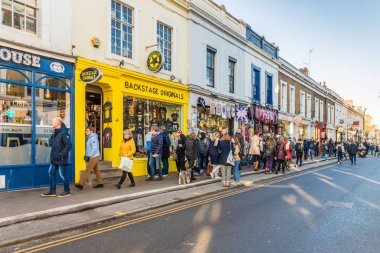 Londra. Kasım 2018. Klasik renkli İngiliz dükkan Londra'daki Portobello Road Market yakınındaki bir görünümünü