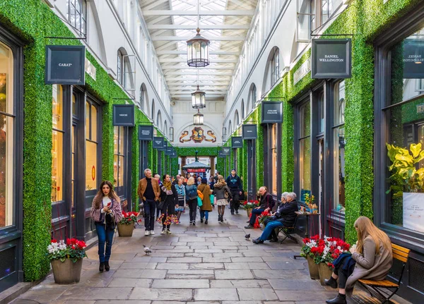 Uma vista típica no Covent Garden — Fotografia de Stock