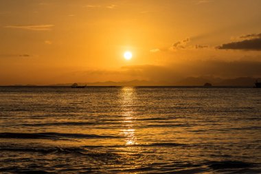 Ao Nang beach Tayland gün batımında