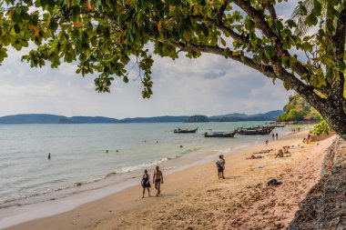 Ao Nang Tayland tipik plaj sahnesinde