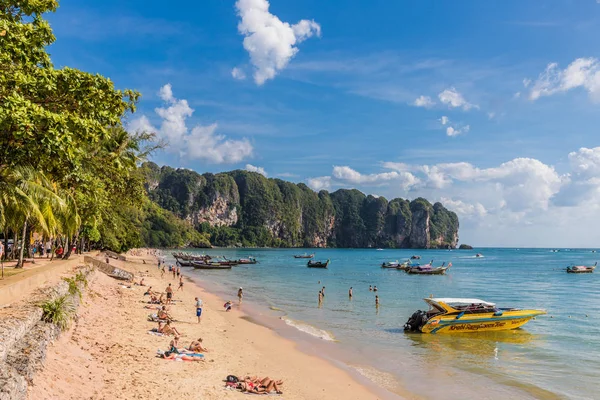 Typowy plaży scena w Ao Nang w Tajlandii — Zdjęcie stockowe