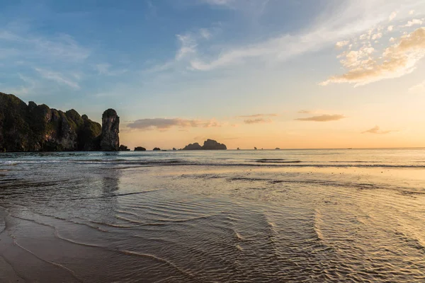 Tramonto sulla spiaggia di Ao Nang in Thailandia — Foto Stock