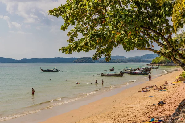Una típica escena de playa en Ao Nang en Tailandia — Foto de Stock