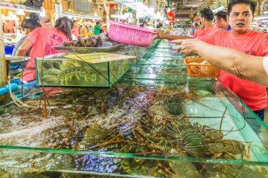 Banzaan yerel gıda pazarına Patong Tayland