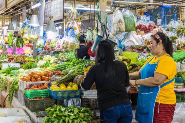 Banzaan yerel gıda pazarına Patong Tayland