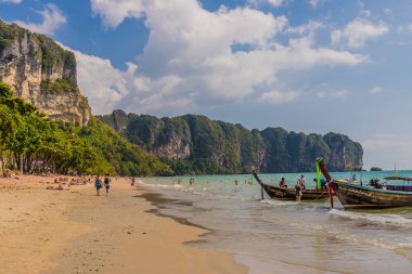 Ao Nang Tayland tipik plaj sahnesinde