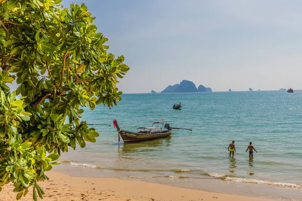 Typowy plaży scena w Ao Nang w Tajlandii — Zdjęcie stockowe