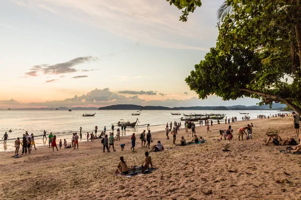 Puesta de sol en la playa de Ao Nang en Tailandia — Foto de Stock