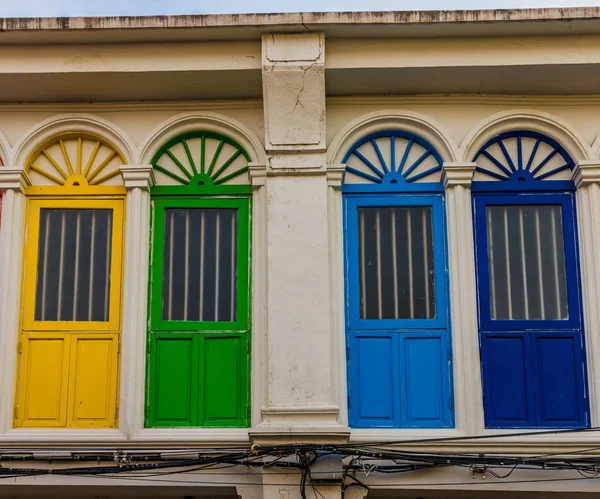 Arquitetura colorida em Phuket Cidade em Tailândia — Fotografia de Stock