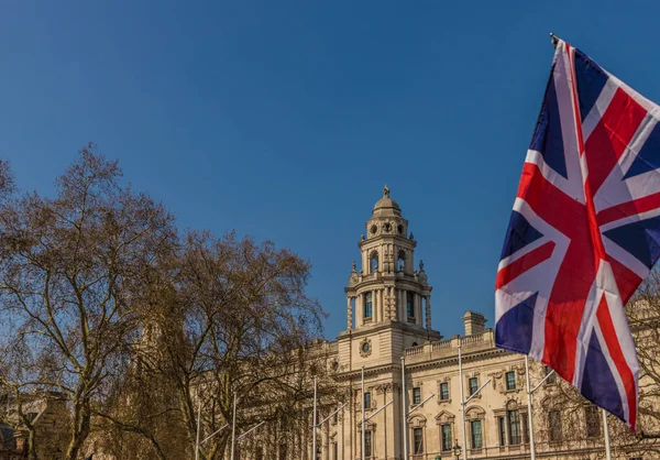 在伦敦议会广场上空飘扬的旗帜 — 图库照片