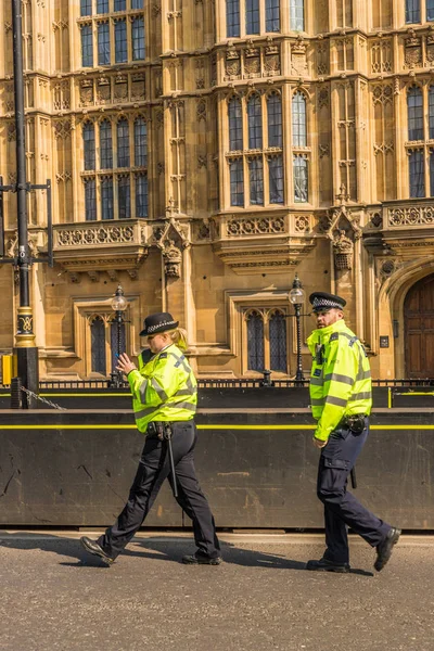 Policiais na praça do parlamento Londres — Fotografia de Stock