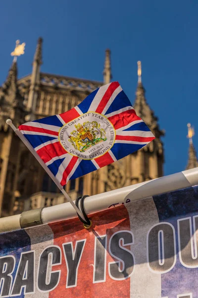 在伦敦议会广场上空飘扬的旗帜 — 图库照片