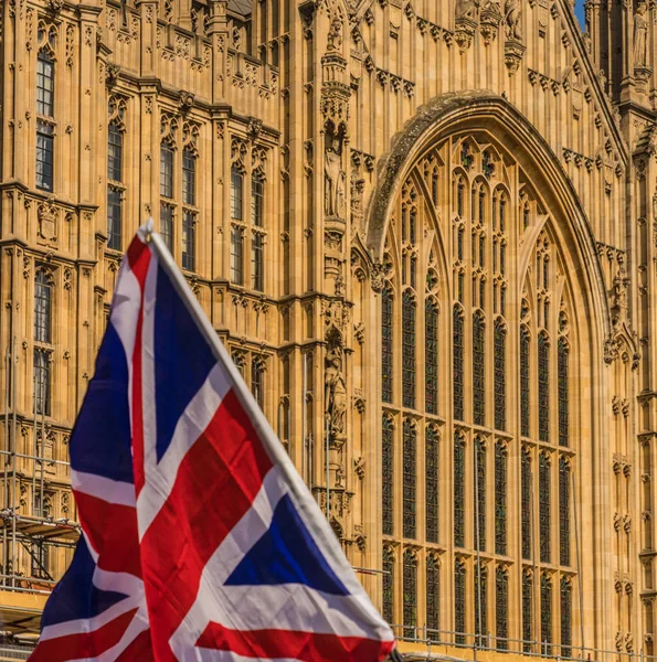 Флаги над Парламентской площадью Лондона — стоковое фото
