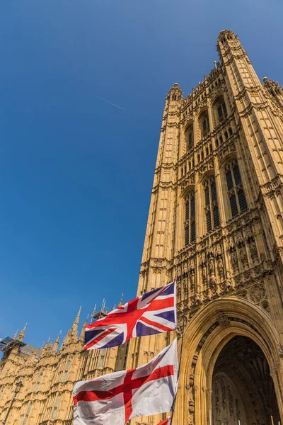 Vlajky vlají nad parlament čtverečních Londýn — Stock fotografie