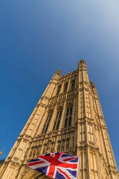 Vlajky vlají nad parlament čtverečních Londýn — Stock fotografie