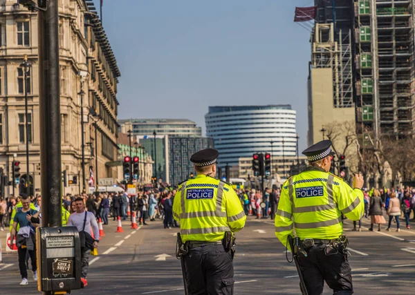 Policiais na praça do parlamento Londres — Fotografia de Stock