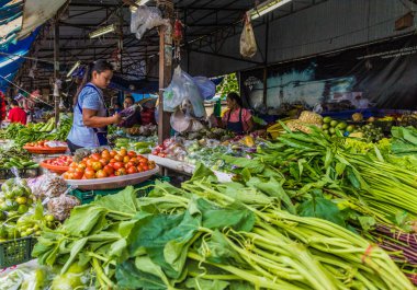 24 saat yerel meyve pazarı Phuket Town