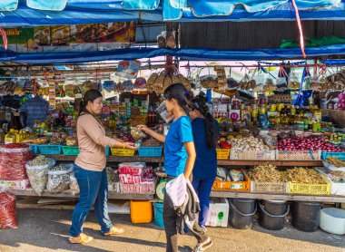 24 saat yerel meyve pazarı Phuket Town