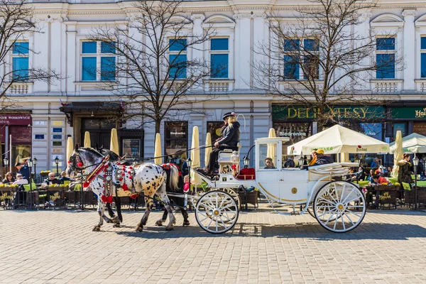 Una vista en el casco antiguo medieval de Cracovia Polonia — Foto de Stock