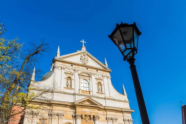 La Iglesia de los Santos Pedro y Pablo en el casco antiguo de Cracovia, Polonia — Foto de Stock