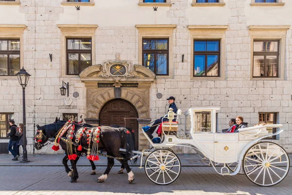 Krakow Eski kasabasında bir at carrrige çizilmiş. — Stok fotoğraf