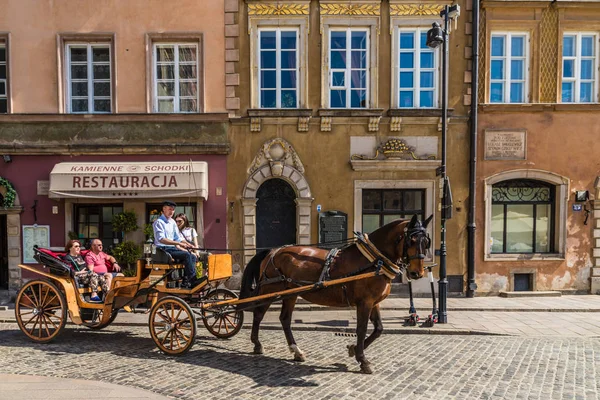 Varşova Polonya'da eski şehirde tipik bir görünüm — Stok fotoğraf