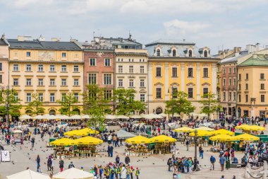 Krakow ortaçağ eski şehir üzerinde yükseltilmiş görünümü